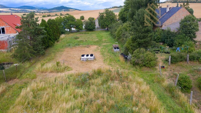 Prodej pozemku 1 200 m², Charvátce u Loun